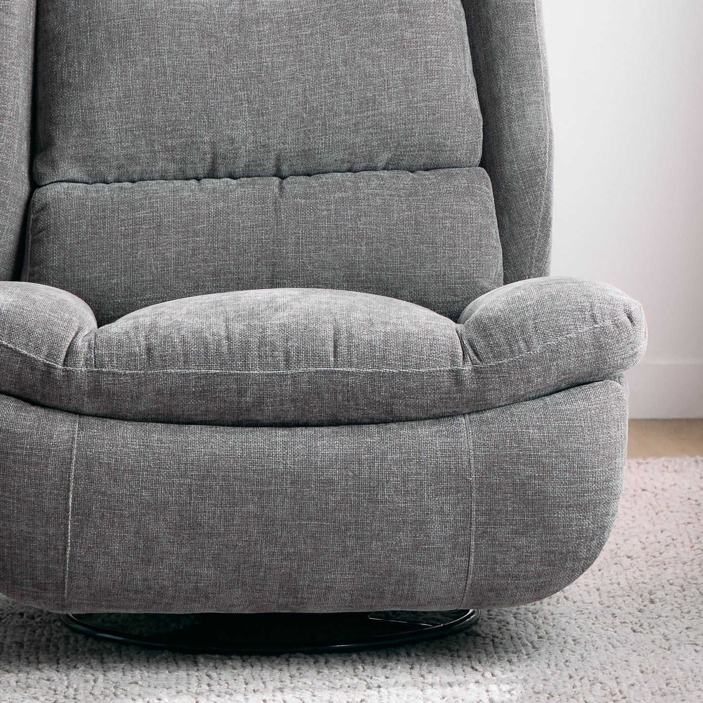 Relaxing chair with a distinctive design