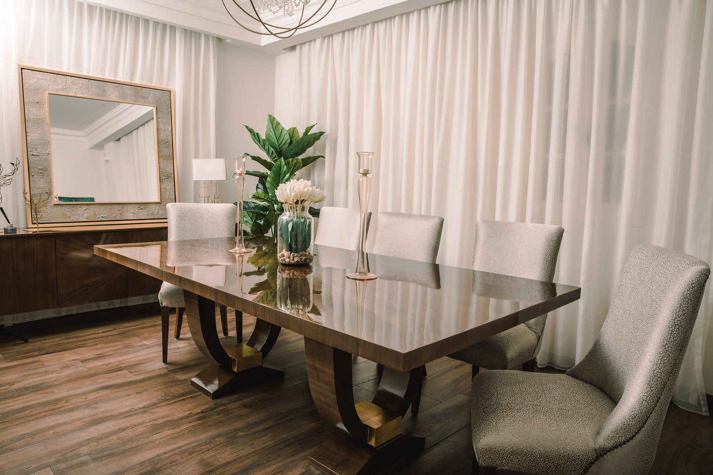 Onyx DiningTable
