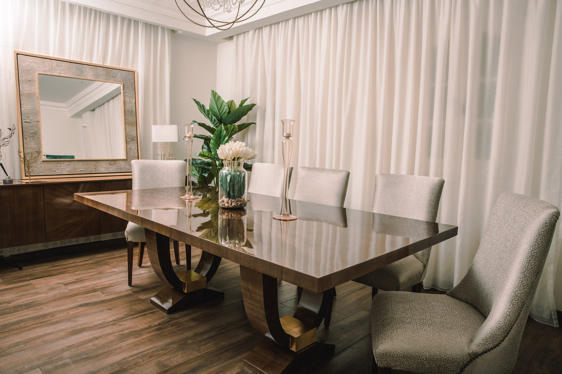 Onyx DiningTable