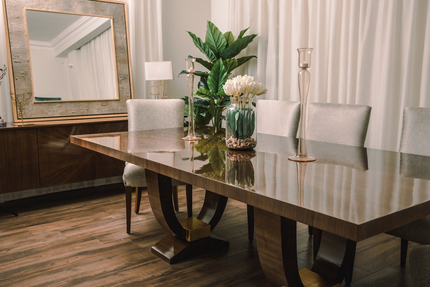 Onyx DiningTable