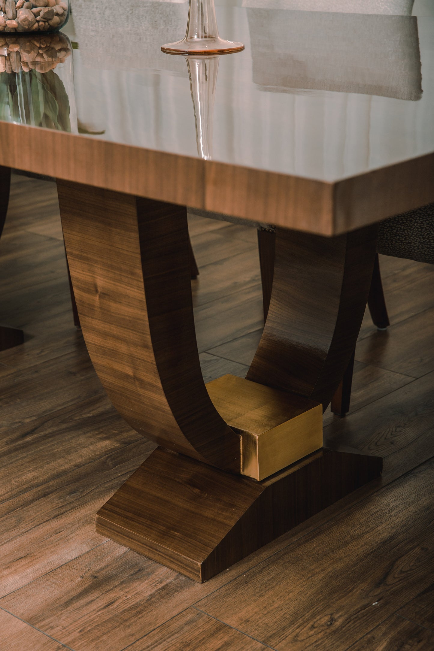 Onyx DiningTable