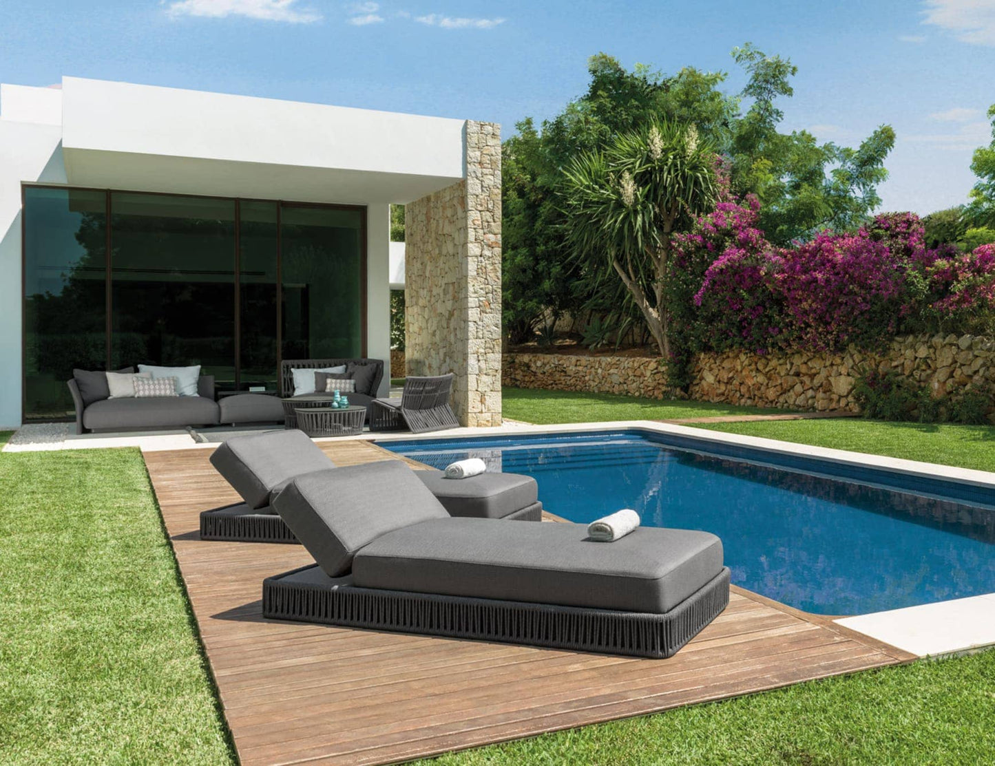 Stylish Outdoor Sunbed with Rope Base