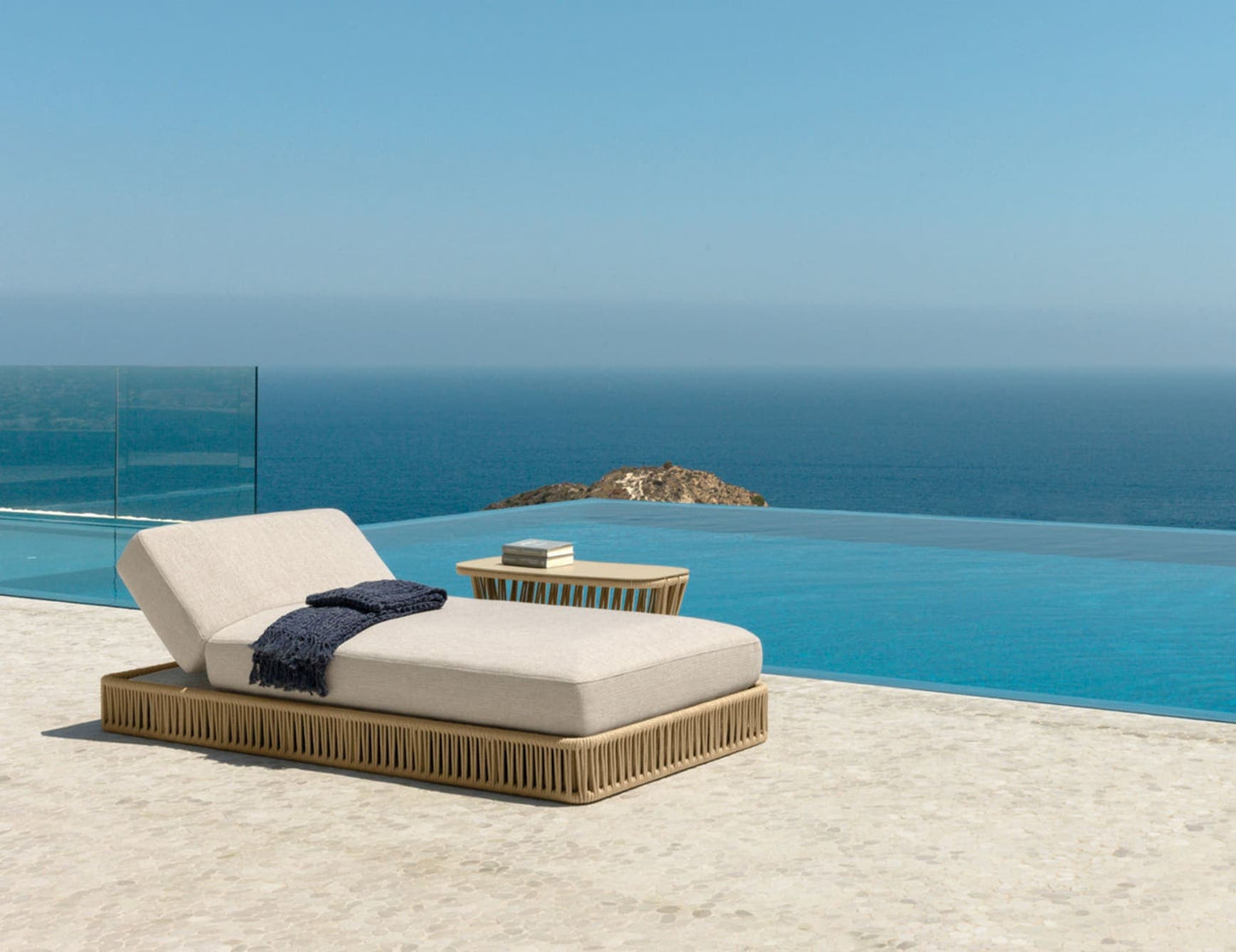 Stylish Outdoor Sunbed with Rope Base