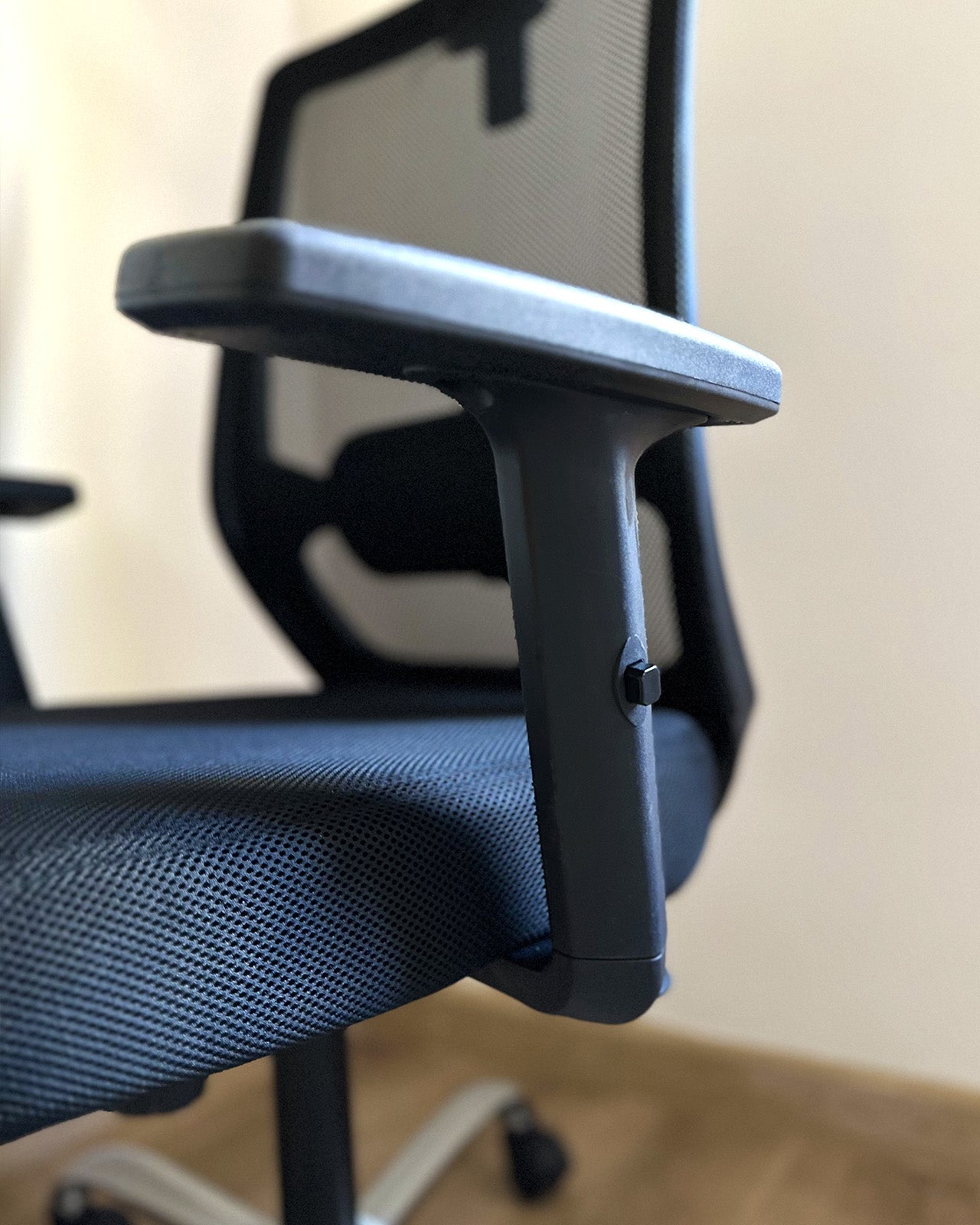 M5 Black Mesh Chair