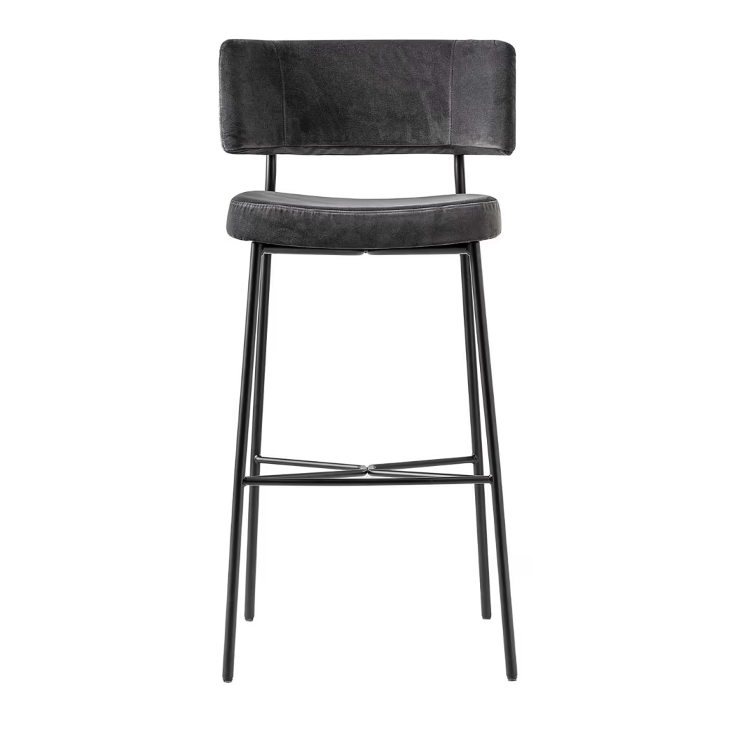 Marlen with black stool