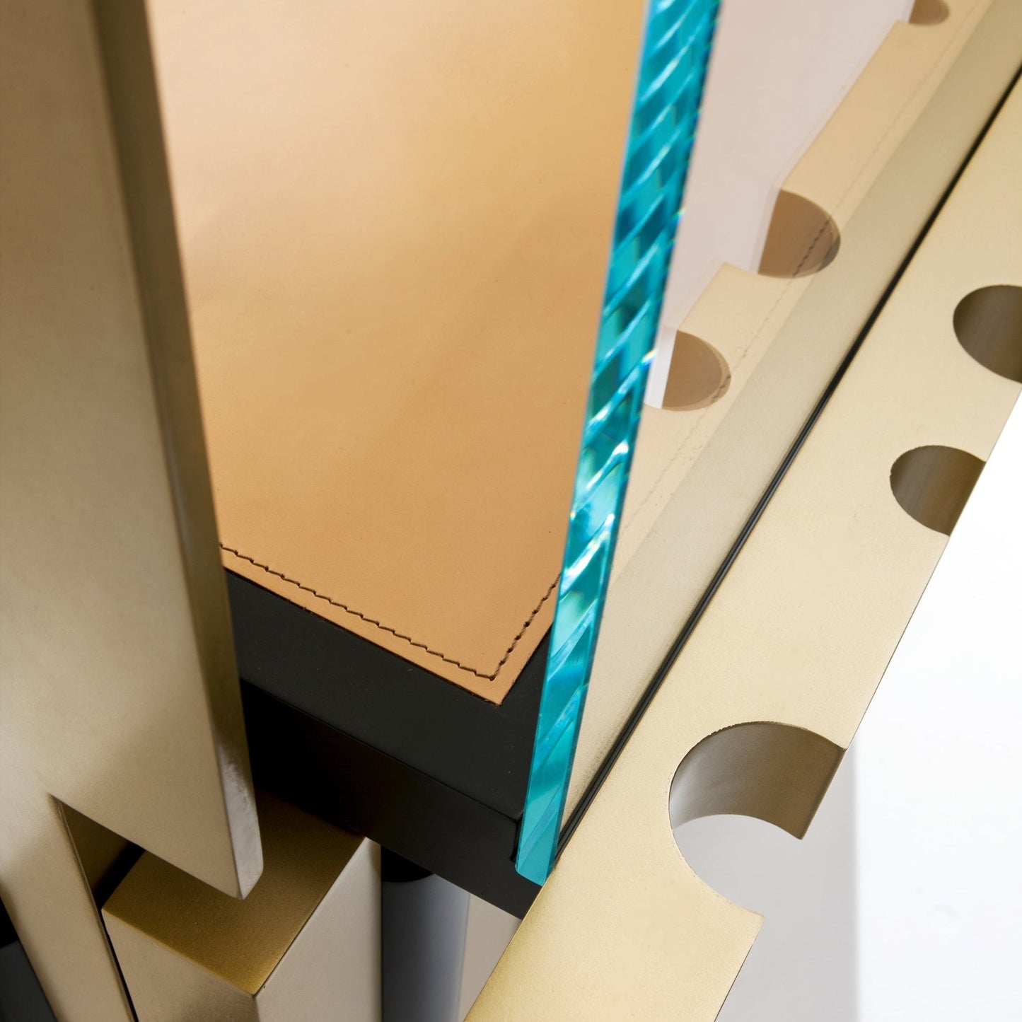 Side storage unit