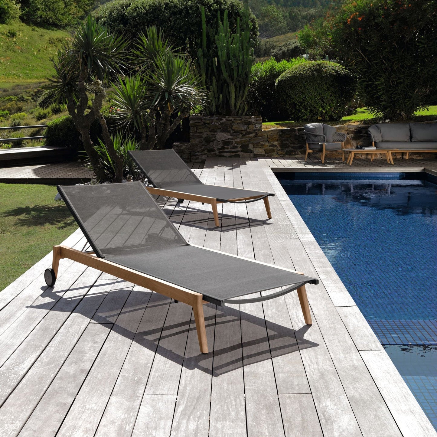Distinctive outdoor lounge chair